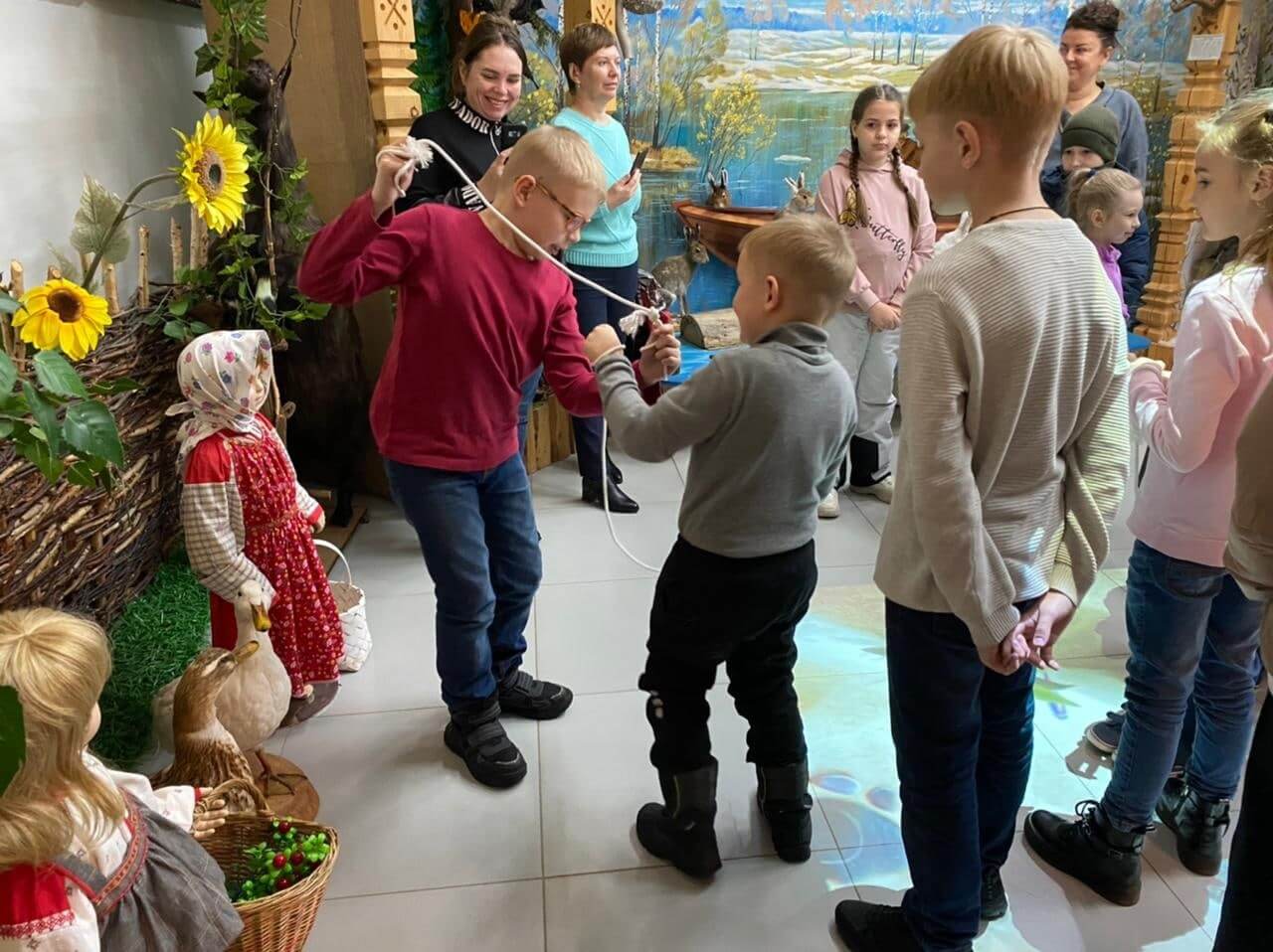 В гостях у музея - дети лянторских защитников. - Русскинской музей Природы  и Человека